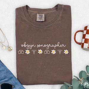 T-shirt OBGYN, shirt OBGYN verpleegkundige, obstetrie en gynaecologie verpleegkundige ronde hals, Obgyn waardering cadeau, personeel OBGYN, cadeau voor verpleegkundige, V028