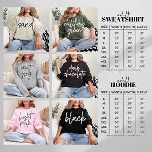 Op de afbeelding: Een collectie sweatshirts en hoodies in verschillende kleuren, waaronder zand, legergroen, sportgrijs, pure chocolade, lichtroze en zwart. Elk kledingstuk heeft een andere kleur en tekst. Maattabel inbegrepen.