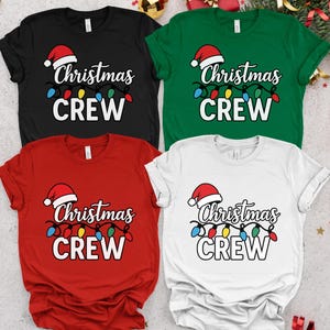 Peut inclure: Quatre t-shirts à manches courtes noirs, verts, rouges et blancs. Chaque chemise porte l'inscription "Christmas CREW" avec un bonnet de Père Noël et une guirlande lumineuse. Les chemises sont en matière souple.