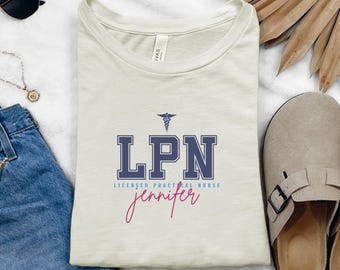 T-shirt avec nom d'IAA, Chemise d'infirmière auxiliaire autorisée, Cadeau d'infirmière, Vêtements pour professionnels de la santé, Chemise d'IAA personnalisée, T-shirt de travailleur de la santé, B015