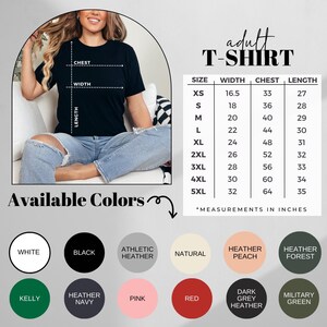 Op de afbeelding: Zwart volwassen T-shirt met een maattabel en beschikbare kleuren. De tabel toont afmetingen in inches voor breedte, borst en lengte, vari&euml;rend van XS tot 5XL. Beschikbare kleuren zijn wit, zwart en heather.