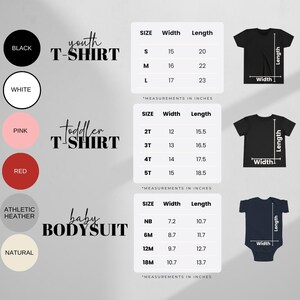 Op de afbeelding: Een maattabel voor jeugd-T-shirts, peuter-T-shirts en baby-rompers. De afmetingen zijn in inches voor breedte en lengte. Kleuropties zijn zwart, wit, roze, rood, athletic heather en naturel.