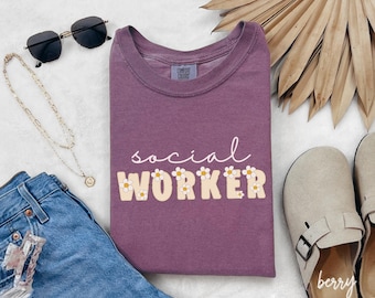 Camiseta de trabajador social con un toque floral, camiseta de trabajo social con flores, regalo floral para trabajador social, camiseta de trabajador social conmovedora, V126