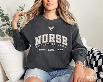 Sudadera personalizada de enfermera de quirófano, camiseta de enfermera de quirófano, regalo de enfermera quirúrgica, ropa médica, camiseta de enfermera titulada, Z008