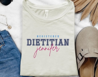 Maglietta personalizzata per dietista registrato, regalo nutrizionista, maglietta con nome RD, maglietta per una vita sana, abbigliamento per dietisti, regalo benessere, B001