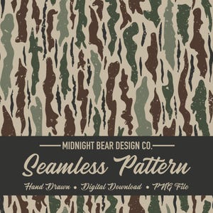 Op de afbeelding: Naadloos patroonontwerp met een camouflage-effect in bruine, groene en beige tinten. Het ontwerp bevat de tekst "Seamless Pattern" en "Hand Drawn • Digital Download • PNG File".