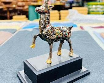 手作りの真鍮製鹿の置物：ペイントされたパキスタンのホーム