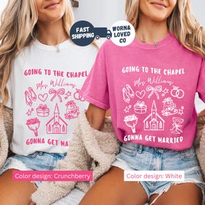 Maglietta personalizzata con scritta &quot;Andiamo in cappella, ci sposiamo&quot;, colori comfort, maglietta coordinata per addio al nubilato, maglietta da sposa con scritta &quot;Doodle Coquette&quot; come regalo.