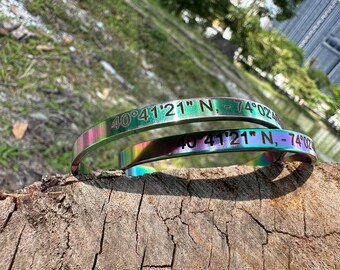 Brazalete de acero inoxidable con texto personalizado de 4, 6 y 8 mm, ajustable, acabado Aurora 5, con acabado resistente al deslustre.
