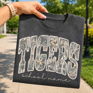 Anpassad text PNG: Timber Camo anpassad maskot PNG, Varsity Script Game Day-tröjadesign digital nedladdning