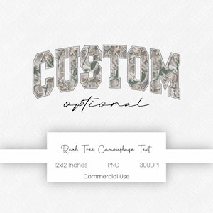 Op de afbeelding: Een digitaal ontwerp met het woord "CUSTOM" in een camouflagepatroon, en het woord "optional" eronder in een scriptlettertype. Het ontwerp bevat de tekst "Real Tree Camouflage Text" en andere details.