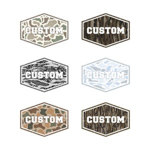 Op de afbeelding: Zes zeshoekige ontwerpen met het woord "CUSTOM" in witte blokletters. Elk ontwerp heeft een ander camouflagepatroon in tinten bruin, groen, grijs en blauw. De ontwerpen staan tegen een witte achtergrond.