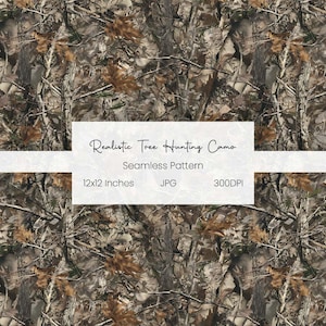 Può includere: Un motivo senza cuciture con un design mimetico da caccia realistico nei toni del marrone, beige e grigio. Un riquadro rettangolare bianco mostra il testo: Realistic Tree Hunting Camo, Seamless Pattern, 12x12 Inches, JPG, 300DPI.