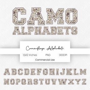 Pode incluir: Um design digital com a palavra "CAMO" acima de "ALPHABETS" em um padrão de camuflagem. Abaixo, um alfabeto completo no mesmo estilo é exibido. O design é intitulado "Camouflage Alphabets" e mede 30,48 x 30,48 cm.