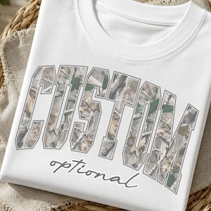 Woodland Timber Camo PNG | Aangepaste mascotte voor wedstrijddagen (sublimatie) | Jachtmotief met dennenboom en boog (varsity shirt) | Op maat gemaakt script (DTF-bestand)