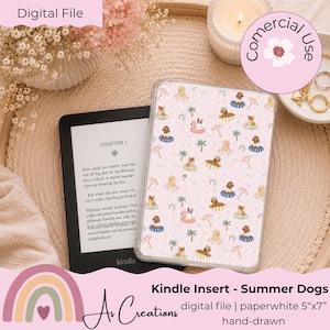 Könnte beinhalten: Ein digitaler Kindle-Einleger mit einem wiederkehrenden Muster aus Cartoon-Hunden in Schwimmreifen, Palmen und Strandsonnenschirmen auf hellrosa kariertem Grund. Der Einleger liegt neben einem schwarzen Kindle-E-Reader mit Text.