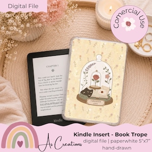 Könnte beinhalten: Ein Kindle-E-Reader neben einem dekorativen Kindle-Einsatz. Der Einsatz zeigt eine Rose in einer Glaskuppel mit dem Schriftzug "Forbidden Love". Der Einsatz ist eine digitale Datei, handgezeichnet, für ein Paperwhite 12.7cm x 17.8cm Kindle.