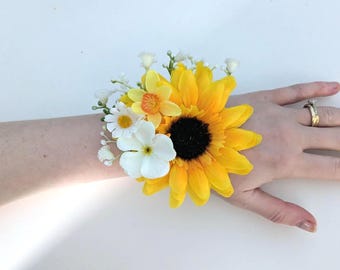 Ramillete de girasol para la muñeca, pulsera floral rústica para bodas, accesorio floral para damas de honor o graduaciones.