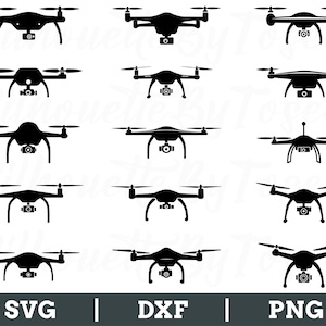 Può includere: Una collezione di sagome nere di droni in vari design. Ogni drone presenta quattro eliche e una fotocamera. Nella parte inferiore dell'immagine è presente il testo "SVG | DXF | PNG".