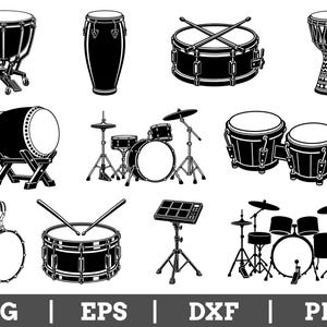 Puede incluir: Una colección de ilustraciones vectoriales en blanco y negro que muestran varios instrumentos de percusión, incluyendo timbales, congas, un djembe, cajas con baquetas, un bombo sobre soporte, varios kits de batería y un pad de percusión digital.