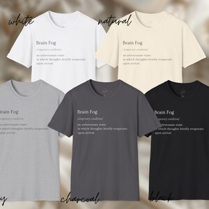 Puede incluir: Cinco camisetas en blanco, natural, gris, carb&oacute;n y negro. Cada camiseta presenta el texto "Brain Fog" con una definici&oacute;n. Las camisetas son de manga corta y tienen cuello redondo.