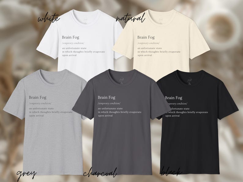 Puede incluir: Cinco camisetas en blanco, natural, gris, carb&oacute;n y negro. Cada camiseta presenta el texto "Brain Fog" con una definici&oacute;n. Las camisetas son de manga corta y tienen cuello redondo.