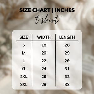 Puede incluir: Tabla de tallas de camisetas en pulgadas. Las tallas van de S a 3XL, con anchos de 45.7 cm a 71.1 cm y largos de 71.1 cm a 83.8 cm. La tabla est&aacute; sobre un fondo blanco.