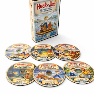 Può includere: Un cofanetto DVD e sei dischi con il titolo "Huck e Jim Le Avventure di Huckleberry Finn". La scatola e i dischi presentano illustrazioni di personaggi su una zattera. Ogni disco è etichettato con un numero di disco e un intervallo di episodi.