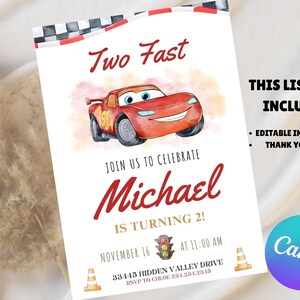 K&ouml;nnte beinhalten: Eine wei&szlig;e Einladungskarte mit einer roten Rennwagenillustration und dem Text "Two Fast". Die Einladung ist f&uuml;r Michaels 2. Geburtstag und enth&auml;lt Details wie Datum, Uhrzeit und Ort. Das Angebot beinhaltet eine editierbare Einladung und eine Dankeskarte.