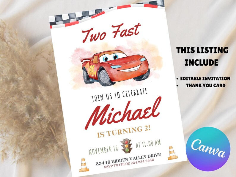 K&ouml;nnte beinhalten: Eine wei&szlig;e Einladungskarte mit einer roten Rennwagenillustration und dem Text "Two Fast". Die Einladung ist f&uuml;r Michaels 2. Geburtstag und enth&auml;lt Details wie Datum, Uhrzeit und Ort. Das Angebot beinhaltet eine editierbare Einladung und eine Dankeskarte.