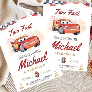 K&ouml;nnte beinhalten: Zwei Einladungen mit einer Illustration eines roten Rennwagens. Der Text "Two Fast" steht oben, darunter "Feiern Sie mit uns Michael, der 2 Jahre alt wird!". Datum, Uhrzeit und Adresse sind ebenfalls angegeben.
