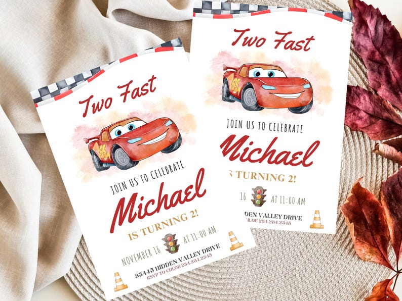 K&ouml;nnte beinhalten: Zwei Einladungen mit einer Illustration eines roten Rennwagens. Der Text "Two Fast" steht oben, darunter "Feiern Sie mit uns Michael, der 2 Jahre alt wird!". Datum, Uhrzeit und Adresse sind ebenfalls angegeben.