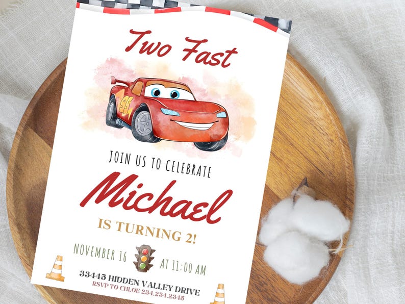 K&ouml;nnte beinhalten: Eine wei&szlig;e Einladungskarte mit einer roten Rennwagen-Illustration und dem Text "Two Fast". Die Karte lautet "Feiern Sie mit uns Michael, der 2 Jahre alt wird!" mit Datums- und Zeitangaben. Enth&auml;lt Grafiken von Leitkegeln und Ampeln.