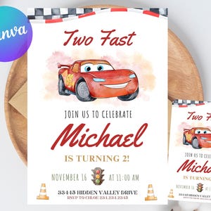 K&ouml;nnte beinhalten: Eine Geburtstagseinladung mit einer roten Rennwagen-Illustration und dem Text "Two Fast". Die Einladung lautet "Feiern Sie mit uns Michael wird 2!" und enth&auml;lt Datum, Uhrzeit und Adresse.