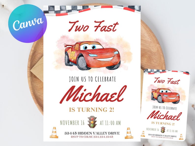K&ouml;nnte beinhalten: Eine Geburtstagseinladung mit einer roten Rennwagen-Illustration und dem Text "Two Fast". Die Einladung lautet "Feiern Sie mit uns Michael wird 2!" und enth&auml;lt Datum, Uhrzeit und Adresse.