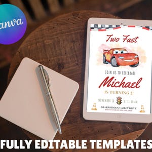 K&ouml;nnte beinhalten: Ein digitales Tablet zeigt eine Geburtstagseinladung mit einem Cartoon-Rennwagen. Die Einladung lautet "Two Fast" und "Michael wird 2!" Ein Notizblock, ein Stift und das Canva-Logo sind ebenfalls auf einer Holzoberfl&auml;che zu sehen. Der Text "FULLY EDITABLE TEMPLATES" befindet sich unten.