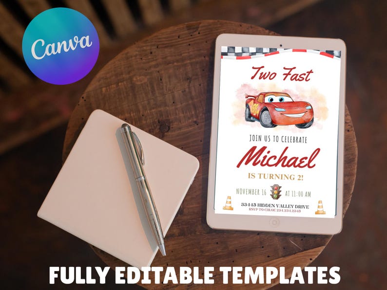 K&ouml;nnte beinhalten: Ein digitales Tablet zeigt eine Geburtstagseinladung mit einem Cartoon-Rennwagen. Die Einladung lautet "Two Fast" und "Michael wird 2!" Ein Notizblock, ein Stift und das Canva-Logo sind ebenfalls auf einer Holzoberfl&auml;che zu sehen. Der Text "FULLY EDITABLE TEMPLATES" befindet sich unten.