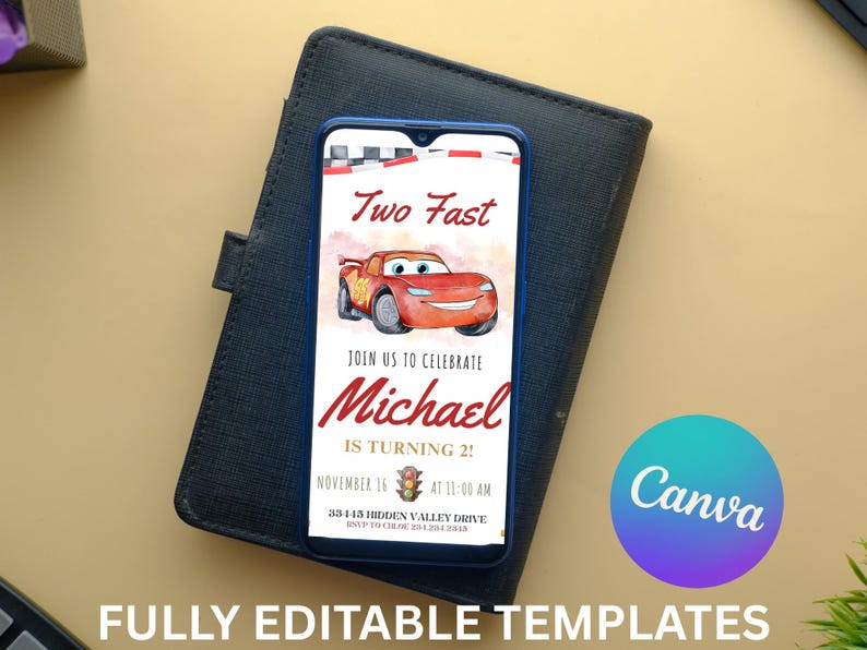 K&ouml;nnte beinhalten: Ein Smartphone zeigt eine Geburtstagseinladung mit einer roten Rennwagen-Grafik und dem Text "Two Fast". Die Einladung ist f&uuml;r Michaels 2. Geburtstag, mit Datum und Uhrzeit. Das Telefon liegt auf einer schwarzen, lederartigen Oberfl&auml;che.