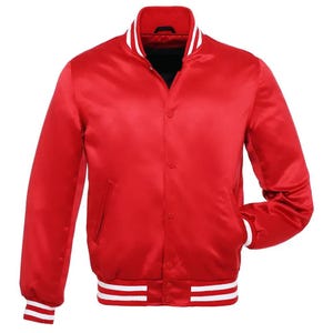 Peut inclure: Veste de style bomber en satin rouge. Elle est dotée d'une fermeture boutonnée, de deux poches avant et d'un col, de poignets et d'un ourlet côtelés. Le col, les poignets et l'ourlet ont des rayures blanches.