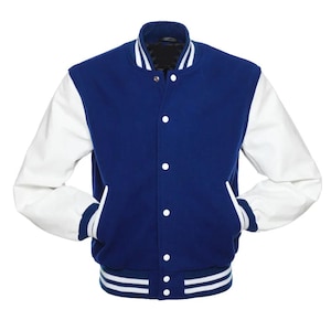 Könnte beinhalten: Königsblaue Collegejacke mit weißen Ärmeln. Die Jacke hat eine Knopfleiste, zwei Vordertaschen und weiße Streifen am Kragen, an den Manschetten und am Saum. Ein klassischer Stil.