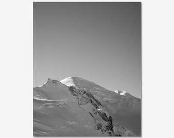 Zwart-wit berglandschap | Muurkunst besneeuwde alpen | Minimalistische natuurfotografie
