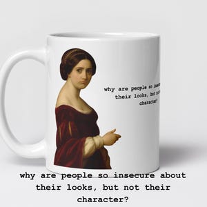 Può includere: Tazza in ceramica bianca con un ritratto in stile rinascimentale di una donna in abito bordeaux. La tazza presenta la scritta "why are people so insecure about their looks, but not their character?" (perché le persone sono così insicure sul loro aspetto, ma non sul loro carattere?).