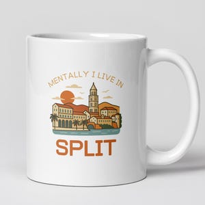 Könnte beinhalten: Weiße Keramik-Tasse mit einer farbenfrohen Illustration einer Küstenstadt, einer untergehenden Sonne und dem Text "MENTALLY I LIVE IN SPLIT". Die Tasse hat einen gebogenen Henkel.