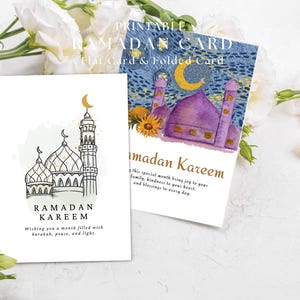 Puede incluir: Dos tarjetas de felicitación del Ramadán. Una tarjeta presenta una ilustración de una mezquita con las palabras "Ramadán Kareem". La otra tarjeta tiene una pintura de acuarela de una mezquita bajo un cielo estrellado. Ambas tarjetas están rodeadas de flores blancas.