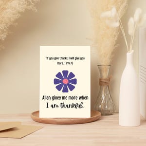 K&ouml;nnte beinhalten: Eine cremefarbene Gru&szlig;karte mit einem lila Blumendesign und dem Text "Wenn du dich bedankst, gebe ich dir mehr... Allah gibt mir mehr, wenn ich dankbar bin."