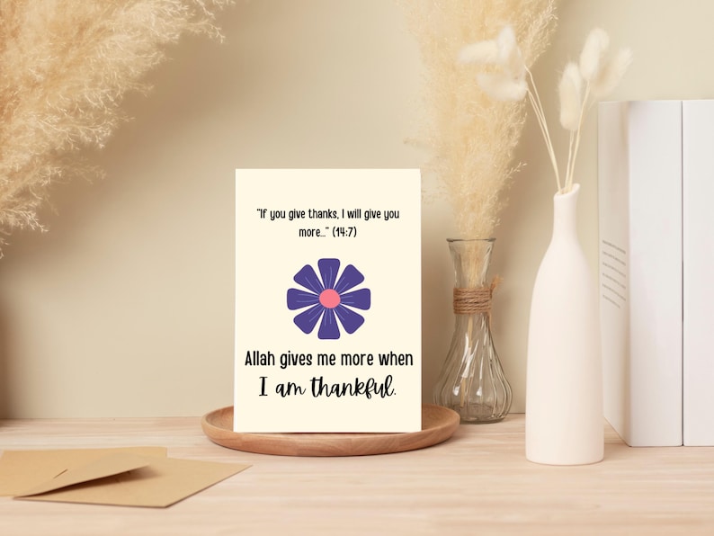 K&ouml;nnte beinhalten: Eine cremefarbene Gru&szlig;karte mit einem lila Blumendesign und dem Text "Wenn du dich bedankst, gebe ich dir mehr... Allah gibt mir mehr, wenn ich dankbar bin."