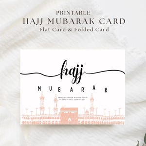 Op de afbeelding: Een afdrukbare Hajj Mubarak-kaart met een witte achtergrond. De kaart bevat de woorden "hajj Mubarak" in zwart script en blokletters. Daaronder een lijntekening van de Kaaba en omliggende structuren in perzik. Platte kaart en gevouwen kaart.
