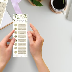 Peut inclure: Un marque-page avec un motif floral et le texte "Stop Sign" avec une liste de lettres arabes et leurs significations.