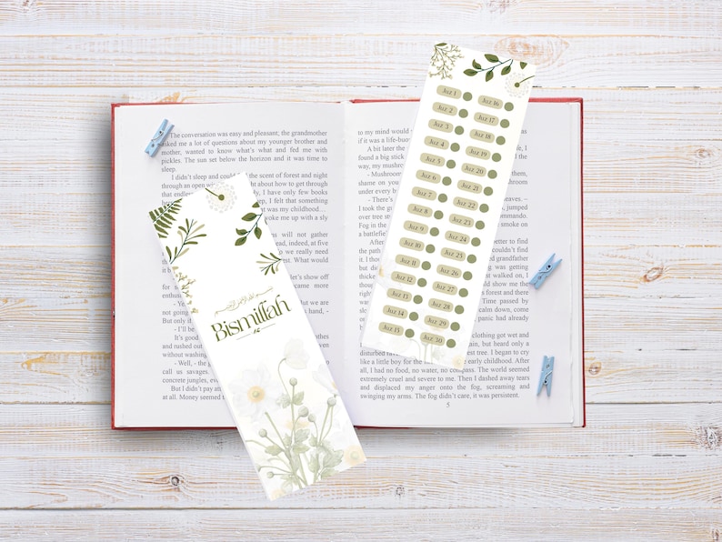 Peut inclure: Deux marque-pages avec des motifs floraux. Un marque-page pr&eacute;sente un fond blanc avec des illustrations florales vertes et le texte "Bismillah". L'autre marque-page a un fond blanc avec des cercles verts et le texte "Acte 1" &agrave; "Acte 30".