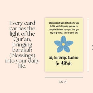 K&ouml;nnte beinhalten: Eine rechteckige Karte, 8,89 cm breit und 12,7 cm hoch, mit Text und einer blauen Blumengrafik. Die Karte enth&auml;lt ein Zitat und den Satz &bdquo;Meine Schwierigkeiten f&uuml;hren mich zu Allah&ldquo;. Der Text auf der Karte behandelt das Licht des Korans.